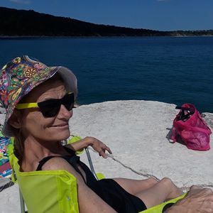 Meet your Posher, Debbie